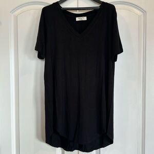 Zenana Outfitters black V-Neck high low Tee Women's Size M NWOT
